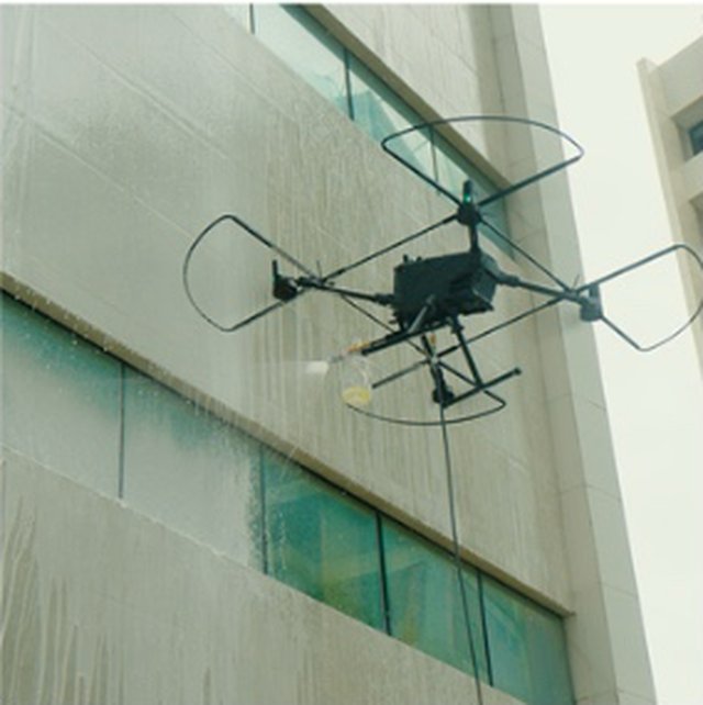 Drone da BroWash limpando cerâmica