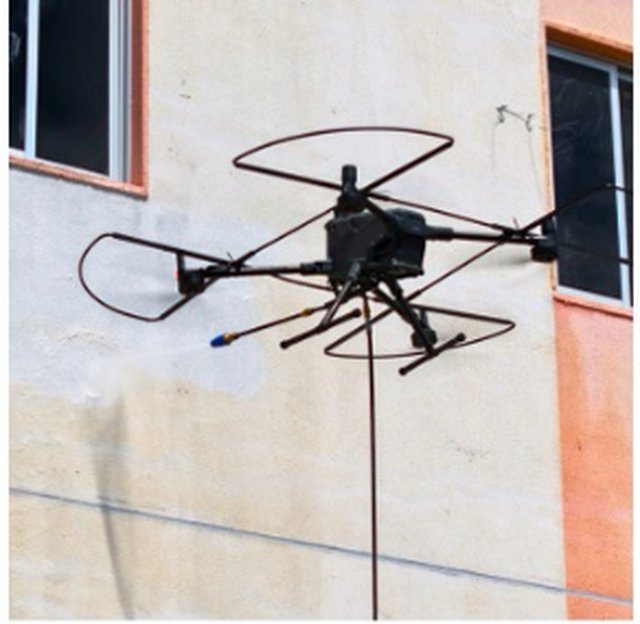 Drone da BroWash limpando parede