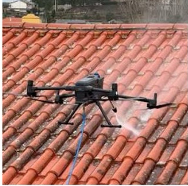 Drone da BroWash limpando telhado